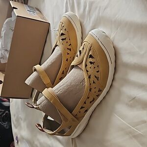 Flower Mary Jane walking sneaker